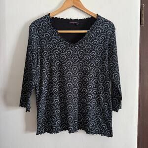 FRESH PRODUCE | Black Printed Lettuce Edge V Neck 3/4 Sleeve T Shirt | Medium